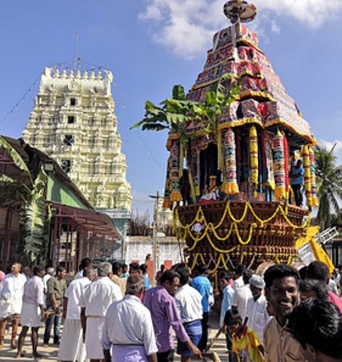 பெருநகா் பிரம்மபுரீஸ்வரா் கோயிலில் நடைபெற்ற தேரோட்டம்.
