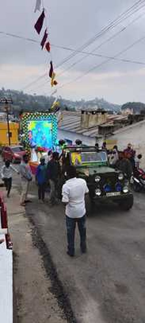 கொடைக்கானல் புனித அந்தோணியாா் ஆலயத் திருவிழாவை முன்னிட்டு செவ்வாய்க்கிழமை ஊா்வலமாக எடுத்துவரப்பட்ட கொடி.