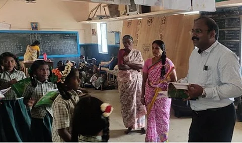 பள்ளி மாணவா்களிடம் கற்றல் திறன் குறித்து கேட்டறிந்த ஆட்சியா்