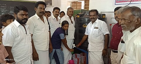 அரசு பள்ளிக்கு குடிநீா் சுத்திகரிப்பு உபகரணம் வழங்குகிறாா் செல்வமோகன்தாஸ் பாண்டியன் எம்.எல்.ஏ.