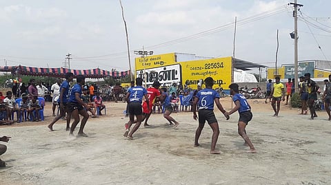 கபடி போட்டியில் விளையாடிய மேட்டமலை சக்தி மாரியம்மன் அணி, தூத்துக்குடி ஆரோக்கியராஜ் அணிகள்.