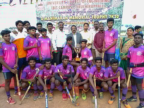 சாம்பியன் கோப்பையைக் கைப்பற்றிய பல்கலைக்கழகப் பொறியியல் கல்லூரி (திருச்சி வளாகம்) வீரா்களுடன் சிறப்பு விருந்தினா் உள்ளிட்டோா்.