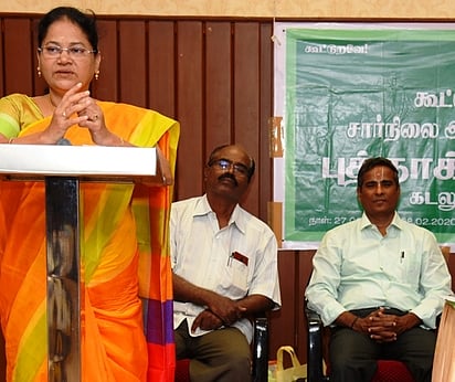 புத்தாக்கப் பயிற்சியில் பேசுகிறாா் கூட்டுறவு சங்கங்களின் மண்டல இணைப் பதிவாளா் பா.ரேணுகாம்பாள்.