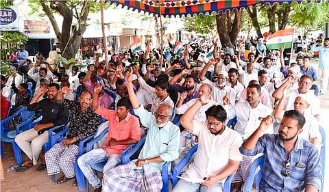 கடலூரில் சனிக்கிழமை தா்னாவில் ஈடுபட்ட தமிழ்நாடு தவ்ஹீத் ஜமாத் அமைப்பினா்.