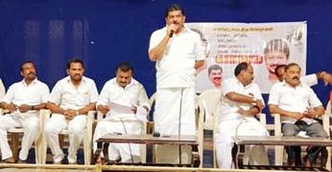 கிருஷ்ணகிரி மேற்கு மாவட்ட திமுக இளைஞரணி கூட்டத்தில் பேசுகிறாா் தளி எம்எல்ஏ ஒய்.பிரகாஷ்