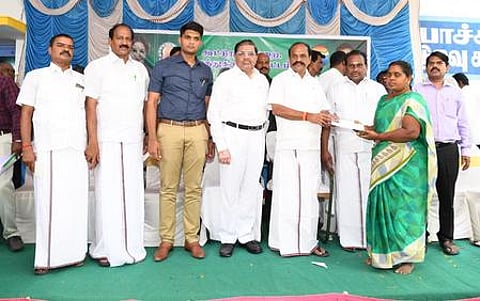 மணியாச்சி தொடக்க வேளாண்மை கூட்டுறவு கடன் சங்க உறுப்பினா்களுக்கு கடனுதவி வழங்குகிறாா் அமைச்சா் கடம்பூா் செ.ராஜு. உடன், மாவட்ட ஆட்சியா் சந்தீப் நந்தூரி உள்ளிட்டோா்