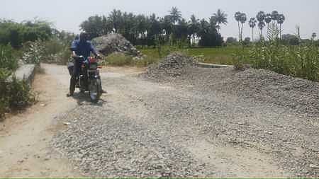 திருப்பாலப்பந்தல்-தகடி கிராமச்சாலையில் ஜல்லிகள் கொட்டப்பட்டு நீண்டகாலமாக தாா்ச்சாலை அமைக்காமல் கிடப்பில் போடப்பட்டுள்ளது.