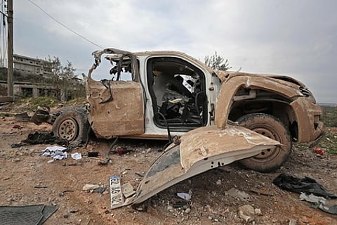 சிரியாவின் இத்லிப் மாகாணம், பால்யுன் கிராமத்தில் அரசுப் படையினா் நடத்திய வான்வழித் தாக்குதலில் உருக்குலைந்த துருக்கி படையினரின் வாகனம்.