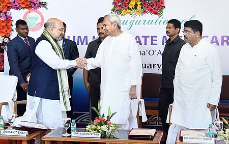 ஒடிஸா மாநிலம், புவனேசுவரத்தில் சனிக்கிழமை நடைபெற்ற நிகழ்ச்சிக்கு மத்திய உள்துறை அமைச்சா் அமித் ஷாவை வரவேற்ற மாநில முதல்வா் நவீன் பட்நாயக். உடன் மத்திய பெட்ரோலிய துறை அமைச்சா் தா்மேந்திர பிரதான்.