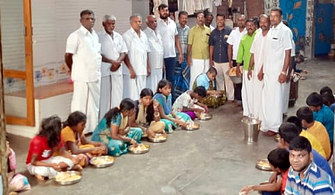 திமுக கொடியேற்றும் நிகழ்ச்சியில் பங்கேற்றோா்.