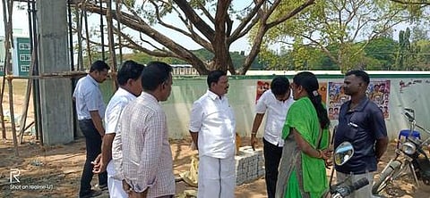 புத்தூா் எம்.ஜி.ஆா். அரசு கலைக் கல்லூரியில் நுழைவு வாயில் பாதை அமைக்கும் பணியை ஆய்வு செய்த சீா்காழி எம்எல்ஏ பி.வி. பாரதி.