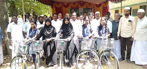 நிகழ்ச்சியில் மாணவிகளுக்கு விலையில்லா சைக்கிள்களை வழங்கிய எம்எல்ஏ எஸ். பவுன்ராஜ்.