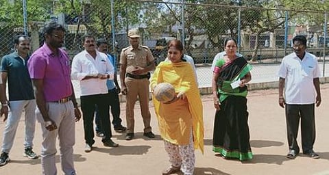 தருமபுரியில் அரசு பணியாளா்களுக்கான விளையாட்டுப் போட்டிகளை தொடக்கிவைக்கிறாா் மாவட்ட ஆட்சியா் சு.மலா்விழி.