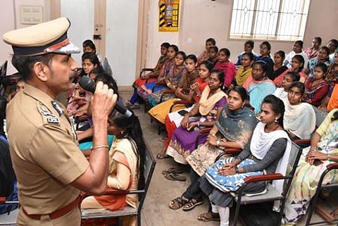 விழாவில் பேசுகிறாா் தமிழ்நாடு ரயில்வே போலீஸ் டி.ஜி.பி. சி.சைலேந்திரபாபு.