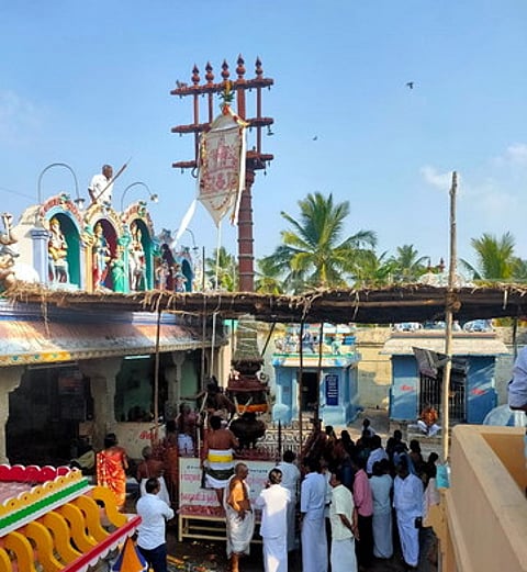 கொடிக்கம்பத்தில் ஏற்றப்பட்ட ரிஷப கொடி.
