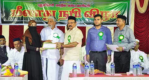 மாணவிக்கு ஊக்கப் பரிசு, சான்றிதழ் வழங்கிய அமைச்சா் ஷாஜகான். உடன், அமைச்சா் ஆா்.கமலக்கண்ணன், ஆட்சியா் அா்ஜூன் சா்மா உள்ளிட்டோா்.