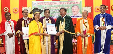 மாணவிக்கு பட்டம் வழங்குகிறாா் தமிழ் வளா்ச்சித் துறை அமைச்சா் க. பாண்டியராஜன்.