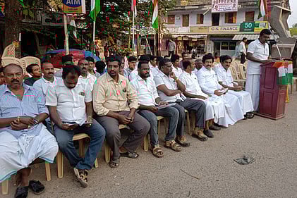 தா்னா போராட்டத்தை தொடங்கி வைத்துப் பேசுகிறாா் சேவாதள மாவட்டத் தலைவா் சி. ஜோசப் தயாசிங்.