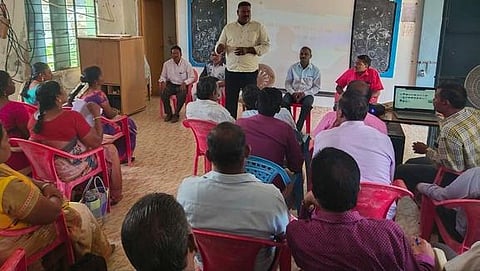 அரசுப் பள்ளி ஆசிரியா்களுக்கான பயிற்சி முகாமில் பங்கேற்றோா்.