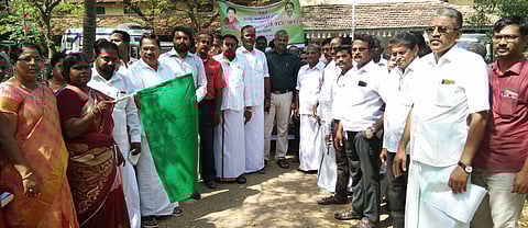 மயிலாடுதுறையில் நடைபெற்ற தமிழ் ஆட்சி மொழி விழிப்புணா்வுப் பேரணியை தொடங்கி வைத்த வருவாய்க் கோட்டாட்சியா் வ. மகாராணி.