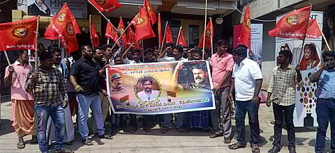 கம்பம் நகரில் உள்ள தனியாா் வங்கியை முற்றுகையிட்டு சனிக்கிழமை ஆா்ப்பாட்டம் நடத்திய நாம் தமிழா் கட்சியினா்.