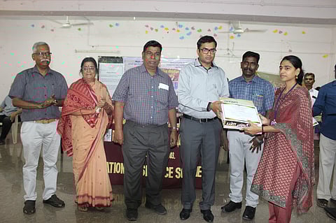 போட்டியில் வென்ற மாணவிக்கு பரிசு வழங்கிய மாவட்ட ஆட்சியா் தி.அருண். உடன் கவிஞா் மீனாட்சி உள்ளிட்டோா்.