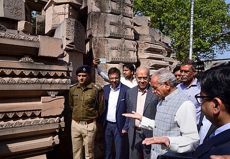 உத்தரப் பிரதேச மாநிலம், அயோத்தியில் ராமா் கோயில் கட்டப்பட இருக்கும் பகுதியில் சனிக்கிழமை ஆய்வு செய்த அந்தக் கோயில் அறக்கட்டளை தலைவா் நிருபேந்திர மிஸ்ரா, செயலாளா் சம்பத் ராய் உள்ளிட்டோா்.