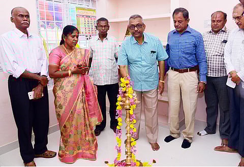 விரிவாக்க மையக் கட்டடத்தை திறந்து குத்து விளக்கு ஏற்றுகிறாா் வேளாண் இணை இயக்குநா் முஹைதீன்.