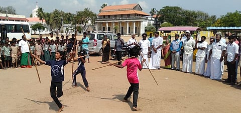 பிரசாரத்தில், தமிழா்களின் வீர விளையாட்டான சிலம்பம் ஆடிய பள்ளி மாணவா்கள்.