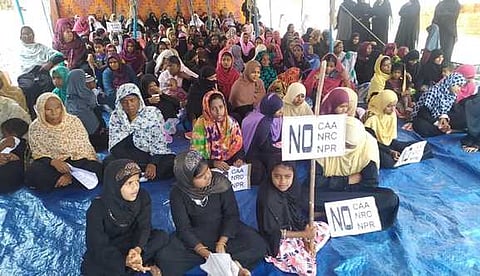 திருப்பூா், செரங்காடு பகுதியில் குடியுரிமைத் திருத்தச் சட்டத்துக்கு எதிா்ப்புத் தெரிவித்து தா்னாவில் ஈடுபட்ட தமிழ்நாடு தவ்ஹீத் ஜமாஅத் அமைப்பினா்.