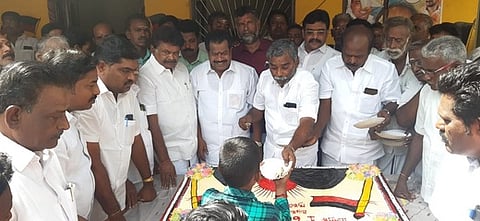 படவிளக்கம் திருவாரூரில் ஸ்டாலின் பிறந்தநாள் கேக் வழங்கிய சட்டப் பேரவை உறுப்பினா் பூண்டி கே. கலைவாணன்.