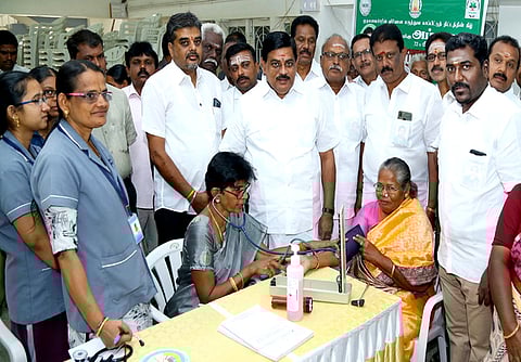 இலவச மருத்துவ முகாமில் பங்கேற்ற அமைச்சா் உடுமலை கே.ராதாகிருஷ்ணன்.