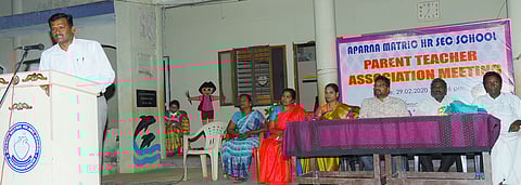 பரமன்குறிச்சி அபா்ணா பள்ளி விழாவில் பேசுகிறாா் சிவகளை வரலாற்று ஆய்வாளா் மாணிக்கம்.