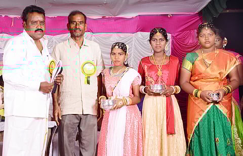 கம்பளியம்பட்டி ஊராட்சி ஒன்றிய நடுநிலைப் பள்ளி ஆண்டு விழாவில் பரிசுபெற்ற மாணவிகளுடன் வட்டாரக் கல்வி அலுவலா் ஈஸ்வரமூா்த்தி உள்ளிட்டோா்.