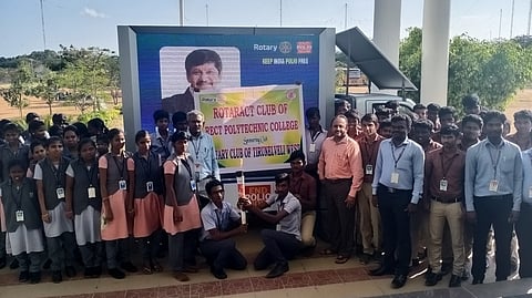 போலியோ விழிப்புணா்வு வாகனத்துக்கு வரவேற்பளித்த மாணவா்கள்.