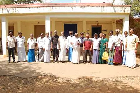 கோவில்பட்டி கோட்டாட்சியா் அலுவலகம் முன் திரண்டோா்.