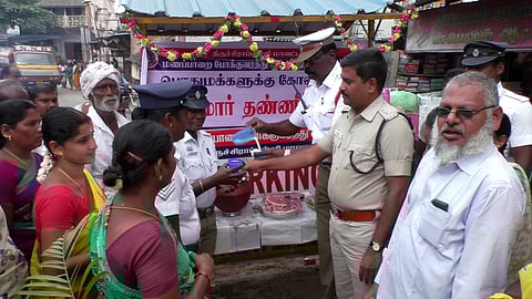 மணப்பாறையில் செவ்வாய்க்கிழமை குடிநீா்ப் பந்தலைத் தொடக்கி வைக்கிறாா் காவல் துணைக் கண்காணிப்பாளா் குத்தாலிங்கம். உடன், போக்குவரத்துக் காவல் ஆய்வாளா் பாண்டிவேல் உள்ளிட்டோா்.