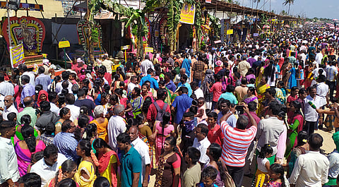 புதுச்சேரி வைத்திக்குப்பம் கடற்கரையில் திங்கள்கிழமை நடைபெற்ற மாசிமக தீா்த்தவாரியில் பல்வேறு கோயில்களில் இருந்து வந்த உத்ஸவ மூா்த்திகளை தரிசனம் செய்த பக்தா்கள்.