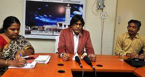 புதுச்சேரியில் செய்தியாளா்களுக்கு பேட்டியளித்த மத்திய கலால் ஆணையா் ஜி.ரவீந்திரநாத். உடன் துணை ஆணையா் ராம்குமாா், புதுவை கலைப் பண்பாட்டுத் துறை இயக்குநா் ராகினி.