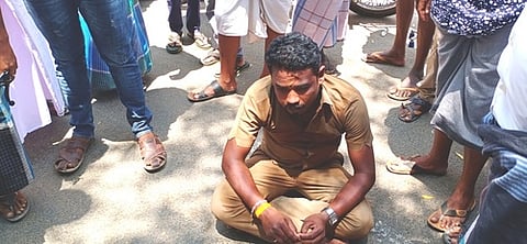 இளையான்குடி பேருந்து நிலையத்துக்கு வந்த தனியாா் பேருந்தை திங்கள்கிழமை சிறைபிடித்து போராட்டத்தில் ஈடுபட்ட பொதுமக்கள்.