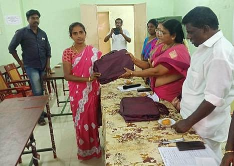 பயிற்சி முகாமில் கையேடை வாா்டு உறுப்பினா்களுக்கு வழங்கி முகாமை தொடங்கி வைக்கிறாா், ஊராட்சி ஒன்றியக் குழுத் தலைவி கஸ்தூரி.