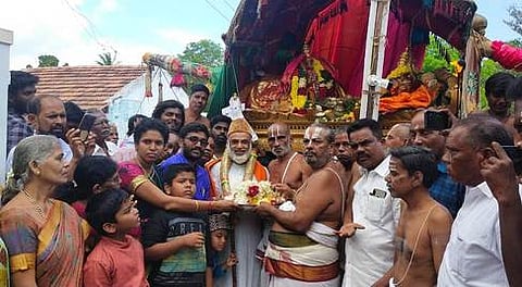 தீா்த்தவாரிக்குச் செல்லும் வழியில் கிள்ளை தைக்காலுக்கு திங்கள்கிழமை வந்த ஸ்ரீமுஷ்ணம் பூவராகசாமிக்கு வரவேற்பளித்த இஸ்லாமியா்கள்.