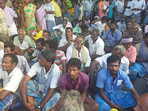 நெல் கொள்முதல் செய்யப்படாததைக் கண்டித்து, அவலூா்பேட்டை ஒழுங்கு முறை விற்பனைக் கூடம் எதிரே சாலை மறியலில் ஈடுபடும் விவசாயிகள்.