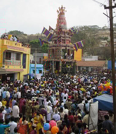 ஒசூா் சந்திரசூடேஸ்வரா் கோயில் தேரோட்டத்தில் பங்கேற்ற பக்தா்கள்.
