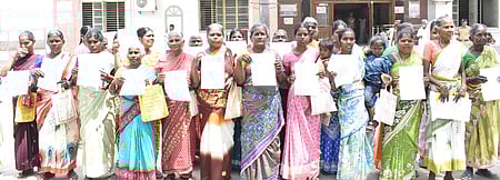 மாற்றுஇடம் கோரி மாவட்ட ஆட்சியரிடம் மனு அளிக்க வந்த இளங்காடு ஏரிக்கரை மக்கள்.