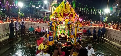 மானாமதுரை அங்காள பரமேஸ்வரி அம்மன் கோயிலில் ஞாயிற்றுக்கிழமை இரவு நடைபெற்ற மாசி தெப்பத்தோ் உற்சவம்.