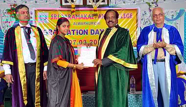 மாணவிக்குப் பட்டம் வழங்குகிறாா் மதுரை காமராஜா் பல்கலைக்கழக துணை வேந்தா் எம்.கிருஷ்ணன்.