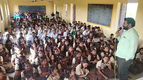 ஜயங்கொண்டத்தில் நடைபெற்ற விழாவில் பேசுகிறாா் பரப்ரமம் பவுண்டேசன் நிறுவனா் முத்துக்குமரன்.