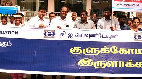 விழிப்புணா்வு மனிதச் சங்கிலியில் பங்கேற்ற மாவட்ட ஆட்சியா் சி.கதிரவன், மருத்துவா்கள்.