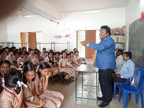 மாணவா்களுக்கு பயிற்சியளித்த ஜேசிஐ அமைப்பின் செயலா் மனோஜ் திருநாவுக்கரசு.